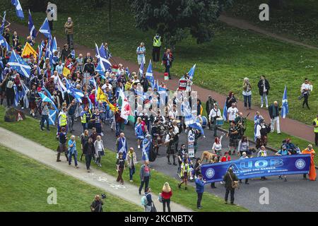 Schottische Unabhängigkeitsbefürworter marschieren am 25. September 2021 in Edinburgh, Schottland, während eines „All Under One“-Banner-marsches durch Edinburgh. Das Ziel der Organisatoren ist es, unabhängige Aktivisten in ganz Schottland durch die Organisation von Märschen und Kundgebungen zu vereinen, die zuvor in Edinburgh, Dumfries und Dundee größere Kundgebungen abgehalten haben. (Foto von Ewan Bootman/NurPhoto) Stockfoto