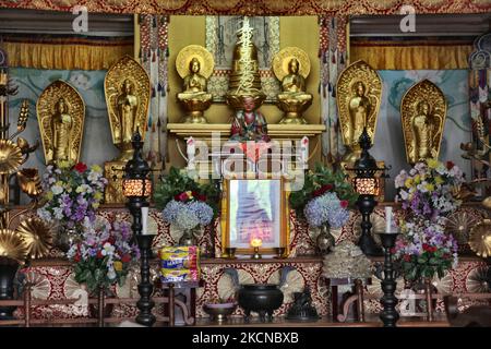Heilige Gegenstände und Statuen schmücken den Schrein im buddhistischen Tempel Nipponzan Myohoji in Darjeeling, Westbengalen, Indien. (Foto von Creative Touch Imaging Ltd./NurPhoto) Stockfoto
