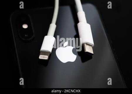 Lightning- und USB-C-Kabel sind mit dem Apple iPhone in dieser Abbildung zu sehen, die am 25. September 2021 in Krakau, Polen, aufgenommen wurde. (Foto von Jakub Porzycki/NurPhoto) Stockfoto