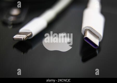 Lightning- und USB-C-Kabel sind mit dem Apple iPhone in dieser Abbildung zu sehen, die am 25. September 2021 in Krakau, Polen, aufgenommen wurde. (Foto von Jakub Porzycki/NurPhoto) Stockfoto