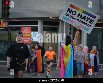 Mitglieder von über LGBTQ2S lokalen Unterstützern und Verbündeten versammeln sich in der Pride Corner auf der Whyte Avenue und dem Gateway Boulevard in Edmonton, um protestierenden Straßenpredigern der Rhema Faith Ministries Edmonton Church Canada entgegenzutreten. Im Juli wurde eine spezielle Petition eingereicht, in der Old Strathcon und die Stadt Edmonton aufgerufen wurden, den Ort dauerhaft als „Pride Corner“ zu benennen, um sicherzustellen, dass sich LGBTQ + Jugendliche, insbesondere Menschen mit Obdachlosigkeit, sicher fühlen und sich Herzlich Willkommen. fühlen Am Freitag, den 24. September 2021, in der Ehyte Avenue, Edmonton, Alberta, Kanada. (Foto von Artur Widak/NurPhoto) Stockfoto