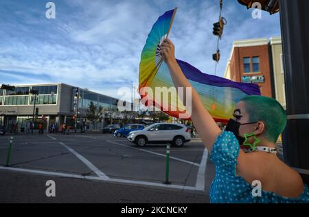 Mitglieder von über LGBTQ2S lokalen Unterstützern und Verbündeten versammeln sich in der Pride Corner auf der Whyte Avenue und dem Gateway Boulevard in Edmonton, um protestierenden Straßenpredigern der Rhema Faith Ministries Edmonton Church Canada entgegenzutreten. Im Juli wurde eine spezielle Petition eingereicht, in der Old Strathcon und die Stadt Edmonton aufgerufen wurden, den Ort dauerhaft als „Pride Corner“ zu benennen, um sicherzustellen, dass sich LGBTQ + Jugendliche, insbesondere Menschen mit Obdachlosigkeit, sicher fühlen und sich Herzlich Willkommen. fühlen Am Freitag, den 24. September 2021, in der Ehyte Avenue, Edmonton, Alberta, Kanada. (Foto von Artur Widak/NurPhoto) Stockfoto