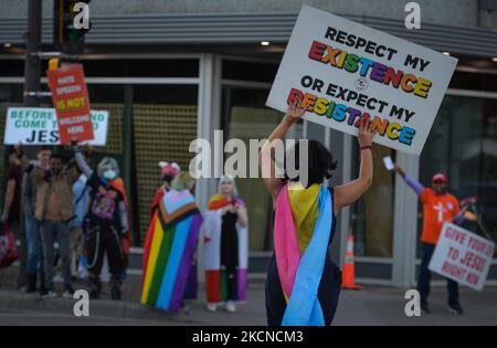 Mitglieder von über LGBTQ2S lokalen Unterstützern und Verbündeten versammeln sich in der Pride Corner auf der Whyte Avenue und dem Gateway Boulevard in Edmonton, um protestierenden Straßenpredigern der Rhema Faith Ministries Edmonton Church Canada entgegenzutreten. Im Juli wurde eine spezielle Petition eingereicht, in der Old Strathcon und die Stadt Edmonton aufgerufen wurden, den Ort dauerhaft als „Pride Corner“ zu benennen, um sicherzustellen, dass sich LGBTQ + Jugendliche, insbesondere Menschen mit Obdachlosigkeit, sicher fühlen und sich Herzlich Willkommen. fühlen Am Freitag, den 24. September 2021, in der Ehyte Avenue, Edmonton, Alberta, Kanada. (Foto von Artur Widak/NurPhoto) Stockfoto