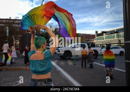 Mitglieder von über LGBTQ2S lokalen Unterstützern und Verbündeten versammeln sich in der Pride Corner auf der Whyte Avenue und dem Gateway Boulevard in Edmonton, um protestierenden Straßenpredigern der Rhema Faith Ministries Edmonton Church Canada entgegenzutreten. Im Juli wurde eine spezielle Petition eingereicht, in der Old Strathcon und die Stadt Edmonton aufgerufen wurden, den Ort dauerhaft als „Pride Corner“ zu benennen, um sicherzustellen, dass sich LGBTQ + Jugendliche, insbesondere Menschen mit Obdachlosigkeit, sicher fühlen und sich Herzlich Willkommen. fühlen Am Freitag, den 24. September 2021, in der Ehyte Avenue, Edmonton, Alberta, Kanada. (Foto von Artur Widak/NurPhoto) Stockfoto