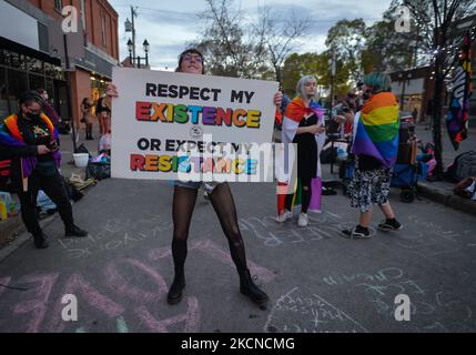 Mitglieder von über LGBTQ2S lokalen Unterstützern und Verbündeten versammeln sich in der Pride Corner auf der Whyte Avenue und dem Gateway Boulevard in Edmonton, um protestierenden Straßenpredigern der Rhema Faith Ministries Edmonton Church Canada entgegenzutreten. Im Juli wurde eine spezielle Petition eingereicht, in der Old Strathcon und die Stadt Edmonton aufgerufen wurden, den Ort dauerhaft als „Pride Corner“ zu benennen, um sicherzustellen, dass sich LGBTQ + Jugendliche, insbesondere Menschen mit Obdachlosigkeit, sicher fühlen und sich Herzlich Willkommen. fühlen Am Freitag, den 24. September 2021, in der Ehyte Avenue, Edmonton, Alberta, Kanada. (Foto von Artur Widak/NurPhoto) Stockfoto