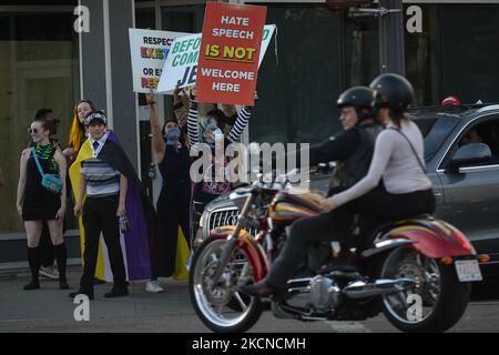 Mitglieder von über LGBTQ2S lokalen Unterstützern und Verbündeten versammeln sich in der Pride Corner auf der Whyte Avenue und dem Gateway Boulevard in Edmonton, um protestierenden Straßenpredigern der Rhema Faith Ministries Edmonton Church Canada entgegenzutreten. Im Juli wurde eine spezielle Petition eingereicht, in der Old Strathcon und die Stadt Edmonton aufgerufen wurden, den Ort dauerhaft als „Pride Corner“ zu benennen, um sicherzustellen, dass sich LGBTQ + Jugendliche, insbesondere Menschen mit Obdachlosigkeit, sicher fühlen und sich Herzlich Willkommen. fühlen Am Freitag, den 24. September 2021, in der Ehyte Avenue, Edmonton, Alberta, Kanada. (Foto von Artur Widak/NurPhoto) Stockfoto