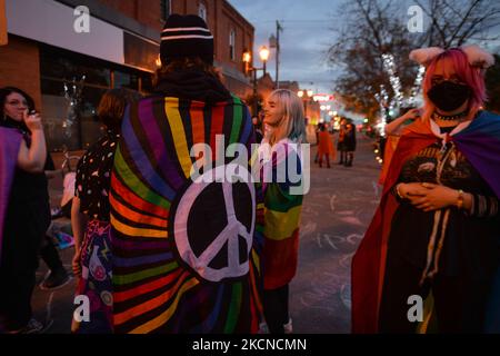 Mitglieder von über LGBTQ2S lokalen Unterstützern und Verbündeten versammeln sich in der Pride Corner auf der Whyte Avenue und dem Gateway Boulevard in Edmonton, um protestierenden Straßenpredigern der Rhema Faith Ministries Edmonton Church Canada entgegenzutreten. Im Juli wurde eine spezielle Petition eingereicht, in der Old Strathcon und die Stadt Edmonton aufgerufen wurden, den Ort dauerhaft als „Pride Corner“ zu benennen, um sicherzustellen, dass sich LGBTQ + Jugendliche, insbesondere Menschen mit Obdachlosigkeit, sicher fühlen und sich Herzlich Willkommen. fühlen Am Freitag, den 24. September 2021, in der Ehyte Avenue, Edmonton, Alberta, Kanada. (Foto von Artur Widak/NurPhoto) Stockfoto