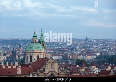 Stadtansicht von Prag von oberhalb der Stadt in der Nähe der Prager Burg. Blick auf den St. Veits Dom. Stockfoto