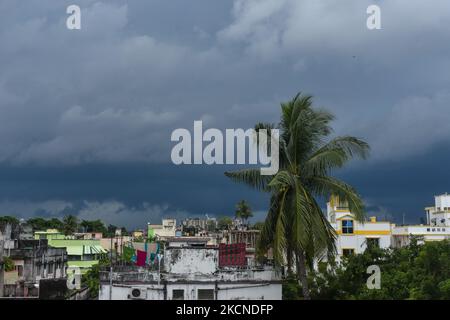 Dunkle Sturmwolken, wie sie in Kalkutta, Indien, am 26. September 2021, als Vorspiel-Effekt des Zyklons Gulab gesehen werden, während er sich auf den Landfall an der Ostküste Indiens vorbereitet. Der schwere Zyklonsturm Gulab wird heute Abend an der Küste von Andhra Pradesh landen. Die Ausbreitung schwerer bis sehr schwerer Regenschauer, verbunden mit Gewitter, wird in vielen Teilen von Gangetic Bengal erwartet, einschließlich Kolkata. Die Behörden haben eine Warnung ausgegeben und sind bereit, alle Umstände anzugehen. (Foto von Debarchan Chatterjee/NurPhoto) Stockfoto