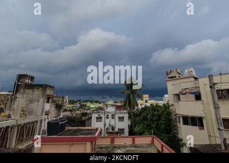 Dunkle Sturmwolken, wie sie in Kalkutta, Indien, am 26. September 2021, als Vorspiel-Effekt des Zyklons Gulab gesehen werden, während er sich auf den Landfall an der Ostküste Indiens vorbereitet. Der schwere Zyklonsturm Gulab wird heute Abend an der Küste von Andhra Pradesh landen. Die Ausbreitung schwerer bis sehr schwerer Regenschauer, verbunden mit Gewitter, wird in vielen Teilen von Gangetic Bengal erwartet, einschließlich Kolkata. Die Behörden haben eine Warnung ausgegeben und sind bereit, alle Umstände anzugehen. (Foto von Debarchan Chatterjee/NurPhoto) Stockfoto