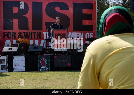 Darsteller Dylan McDermott spricht mit der Menge von Aktivisten über die Beendigung der Gewalt gegen Frauen beim Aufstieg für und mit der Women of Afghanistan-Kundgebung am Samstag, dem 25. September 2021 im West Hollywood Park in Los Angeles, Kalifornien. Aktivisten unter der Führung von One Billion Rising marschierten vom Sunset Blvd in den Park, wo Redner über die Menschenrechtskrise in Afghanistan sprachen, die durch US-Intervention und -Rückzug und die Übernahme des Landes durch die Taliban verursacht wurde. (Foto von Adam J. Dewey/NurPhoto) Stockfoto