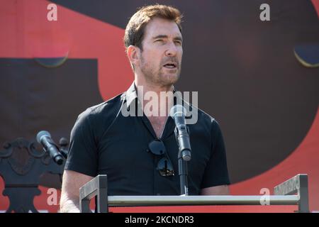 Darsteller Dylan McDermott spricht mit der Menge von Aktivisten über die Beendigung der Gewalt gegen Frauen beim Aufstieg für und mit der Women of Afghanistan-Kundgebung am Samstag, dem 25. September 2021 im West Hollywood Park in Los Angeles, Kalifornien. Aktivisten unter der Führung von One Billion Rising marschierten vom Sunset Blvd in den Park, wo Redner über die Menschenrechtskrise in Afghanistan sprachen, die durch US-Intervention und -Rückzug und die Übernahme des Landes durch die Taliban verursacht wurde. (Foto von Adam J. Dewey/NurPhoto) Stockfoto