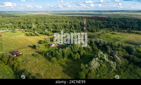 Luftaufnahme der Landschaft und Dorf Kommunikationsturm Stockfoto