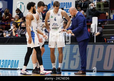 Kalev-Cheftrainer Roberts Stelmahers (R) spricht mit seinen Spielern Silas Melson (L), Kregor Hermet und Ojars Silins (#4) während des Basketballspiels der VTB United League zwischen BC Zenit St. Petersburg und BC Kalev Cramo Tallinn am 26. September 2021 in der Sibur Arena in Sankt Petersburg, Russland. (Foto von Mike Kireev/NurPhoto) Stockfoto