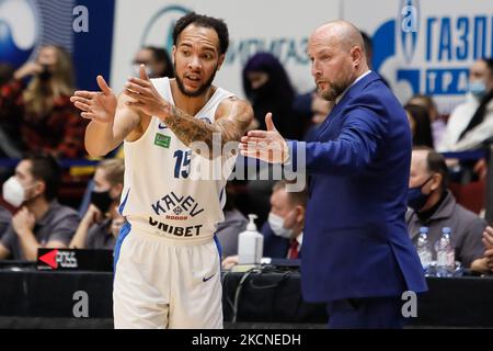 Kalev-Cheftrainer Roberts Stelmahers (R) und Davion Berry sprechen und Geste während des Basketballspiels der VTB United League zwischen BC Zenit St. Petersburg und BC Kalev Cramo Tallinn am 26. September 2021 in der Sibur Arena in Sankt Petersburg, Russland. (Foto von Mike Kireev/NurPhoto) Stockfoto