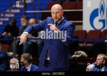 Kalev-Cheftrainer Roberts Stelmahers zeigt Gesten während des Basketballspiels der VTB United League zwischen BC Zenit St. Petersburg und BC Kalev Cramo Tallinn am 26. September 2021 in der Sibur Arena in Sankt Petersburg, Russland. (Foto von Mike Kireev/NurPhoto) Stockfoto