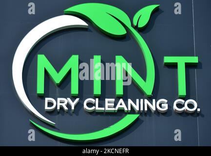 Logo der Mint Dry Cleaning in Edmonton. Am Samstag, den 25. September 2021, in Edmonton, Alberta, Kanada. (Foto von Artur Widak/NurPhoto) Stockfoto