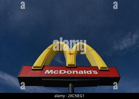 Logo des McDonald's-Restaurants in Edmonton. Am Samstag, den 25. September 2021, in Edmonton, Alberta, Kanada. (Foto von Artur Widak/NurPhoto) Stockfoto