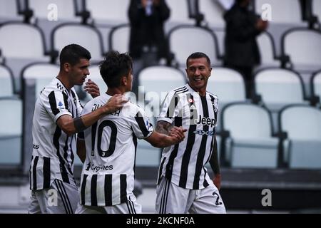 Juventus-Stürmer Paulo Dybala (10) feiert mit seinen Teamkollegen, nachdem er sein Tor erzielt hat, um es 1-0 während des Serie-A-Fußballspiels n.6 JUVENTUS - SAMPDORIA am 26. September 2021 im Allianz-Stadion in Turin, Piemont, Italien, zu erreichen. Endergebnis: Juventus-Sampdoria 3-2. (Foto von Matteo Bottanelli/NurPhoto) Stockfoto
