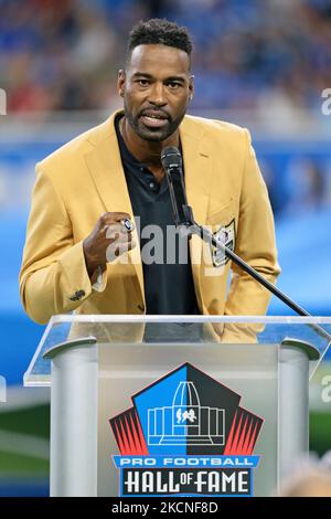 Der ehemalige Detroit Lions-Breitempfänger Calvin Johnson, ein Mitglied der Pro Football Hall of Fame (R), wird am Sonntag, den 26. September, während der ersten Hälfte eines NFL-Fußballspiels zwischen den Baltimore Ravens und den Detroit Lions in Detroit, Michigan, USA, mit seinem Hall of Fame-Ring geehrt. 2021. (Foto von Jorge Lemus/NurPhoto) Stockfoto