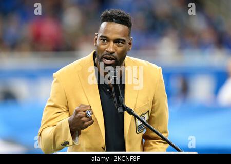 Der ehemalige Detroit Lions-Breitempfänger Calvin Johnson, ein Mitglied der Pro Football Hall of Fame (R), wird am Sonntag, den 26. September, während der ersten Hälfte eines NFL-Fußballspiels zwischen den Baltimore Ravens und den Detroit Lions in Detroit, Michigan, USA, mit seinem Hall of Fame-Ring geehrt. 2021. (Foto von Jorge Lemus/NurPhoto) Stockfoto