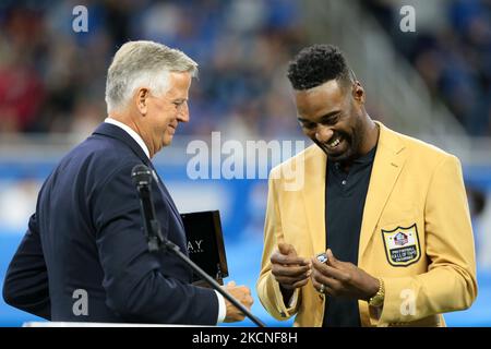 Der ehemalige Detroit Lions-Breitempfänger Calvin Johnson, ein Mitglied der Pro Football Hall of Fame (R), wird am Sonntag, den 26. September, während der ersten Hälfte eines NFL-Fußballspiels zwischen den Baltimore Ravens und den Detroit Lions in Detroit, Michigan, USA, mit seinem Hall of Fame-Ring geehrt. 2021. (Foto von Jorge Lemus/NurPhoto) Stockfoto