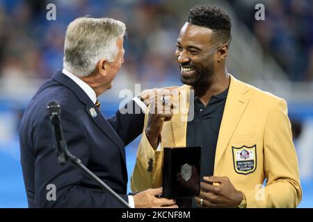 Der ehemalige Detroit Lions-Breitempfänger Calvin Johnson, ein Mitglied der Pro Football Hall of Fame (R), wird am Sonntag, den 26. September, während der ersten Hälfte eines NFL-Fußballspiels zwischen den Baltimore Ravens und den Detroit Lions in Detroit, Michigan, USA, mit seinem Hall of Fame-Ring geehrt. 2021. (Foto von Jorge Lemus/NurPhoto) Stockfoto