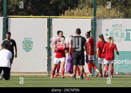 Die Spieler von SL Benfica erwärmen sich während des Spiels der Liga BPI zwischen Sporting CP und SL Benfica auf der Academia Cristiano Ronaldo, Alcochete, Portugal, 26. September, 2021 (Foto von João Rico/NurPhoto) Stockfoto