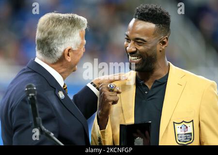 Der ehemalige Detroit Lions-Breitempfänger Calvin Johnson (R) wird von Steve Nash mit seinem Hall of Fame-Ring präsentiert, nachdem er kürzlich während der ersten Hälfte eines NFL-Fußballspiels zwischen den Baltimore Ravens und den Detroit Lions als Mitglied der Pro Football Hall of Fame aufgenommen wurde In Detroit, Michigan, USA, am Sonntag, 26. September 2021. (Foto von Jorge Lemus/NurPhoto) Stockfoto