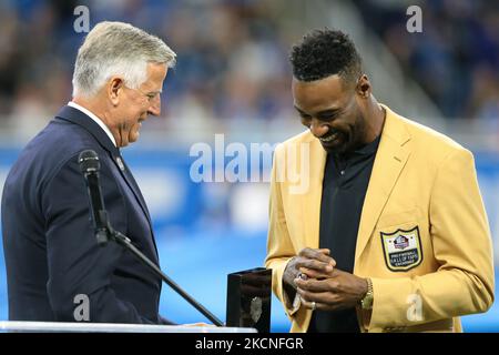 Der ehemalige Detroit Lions-Breitempfänger Calvin Johnson (R) wird von Steve Nash mit seinem Hall of Fame-Ring präsentiert, nachdem er kürzlich während der ersten Hälfte eines NFL-Fußballspiels zwischen den Baltimore Ravens und den Detroit Lions als Mitglied der Pro Football Hall of Fame aufgenommen wurde In Detroit, Michigan, USA, am Sonntag, 26. September 2021. (Foto von Jorge Lemus/NurPhoto) Stockfoto