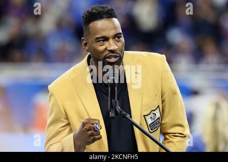 Der ehemalige Detroit Lions-Empfänger Calvin Johnson, Jr., „Megatron“, spricht, nachdem er seinen Hall of Fame-Ring während eines NFL-Fußballspiels zwischen den Detroit Lions und den Baltimore Ravens in Detroit, Michigan, USA, am Sonntag, dem 26. September 2021, erhalten hat. (Foto von Amy Lemus/NurPhoto) Stockfoto