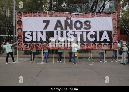Partner der 43 vermissten Studenten aus Ayotzinapa, Guerrero, marschieren vom Engel der Unabhängigkeit zum Zócalo in Mexiko-Stadt, um Gerechtigkeit und Bestrafung für die Verantwortlichen dieses Ereignisses zu fordern, das 7 Jahre nach seiner Verjährung am 26. September 2014 stattfindet. (Foto von Gerardo Vieyra/NurPhoto) Stockfoto