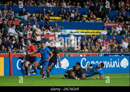 Hongkong, China. 04.. November 2022. Neuseeländische und samoische Spieler versuchen, am ersten Tag des Cathay Pacific/HSBC Hong Kong Seven Rugby Turniers in Hongkong einen lockeren Ball zu erwischen.Endstand: Neuseeland - Samoa: 0-24. Die Hongkong-Sevens kehren zurück, nachdem sie wegen der Pandemiebeschränkungen in der Stadt mehr als zwei Jahre abgesagt haben. (Foto von Sebastian Ng/SOPA Images/Sipa USA) Quelle: SIPA USA/Alamy Live News Stockfoto