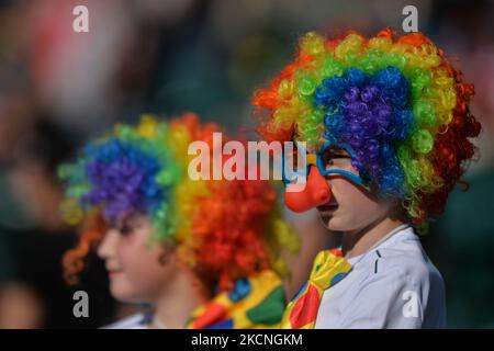 Zwei junge Rugby 7S-Fans beobachten das Spiel Hong Kong 7S gegen Irland 7S, HSBC World Rugby Seven Series 7. im Commonwealth Stadium in Edmonton. Am Sonntag, den 26. September 2021, in Edmonton, Alberta, Kanada. (Foto von Artur Widak/NurPhoto) Stockfoto