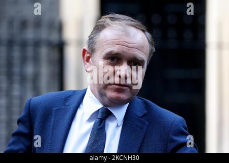 Der britische Minister für Umwelt, Ernährung und Angelegenheiten des ländlichen Raums, George Eustice, Abgeordneter der Konservativen Partei für Camborne und Redruth, verlässt am 27. September 2021 die Downing Street 10 in London, England. (Foto von David Cliff/NurPhoto) Stockfoto