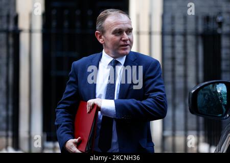 Der britische Minister für Umwelt, Ernährung und Angelegenheiten des ländlichen Raums, George Eustice, Abgeordneter der Konservativen Partei für Camborne und Redruth, verlässt am 27. September 2021 die Downing Street 10 in London, England. (Foto von David Cliff/NurPhoto) Stockfoto