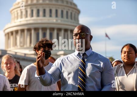 Der Kongressabgeordnete Jamaal Bowman (D-NY) spricht bei einem Sit-in im US-Kapitol, das von unserer Revolution veranstaltet wird, mit jungen Amerikanern. Die Demonstranten planen, das Sit-in fortzusetzen, bis der Kongress den Build Back Better Act (auch bekannt als Versöhnungsbudget) und seine Investitionen in Gesundheitsversorgung, Bürgerschaft und Klimalösungen verabschiedet. (Foto von Allison Bailey/NurPhoto) Stockfoto