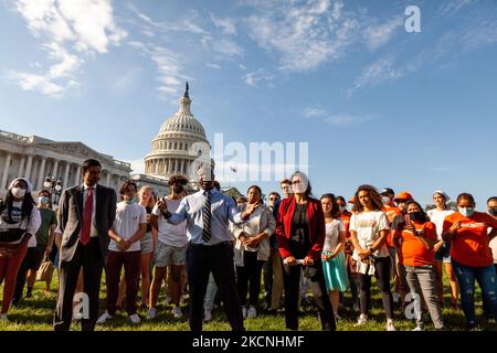 Der Kongressabgeordnete Jamaal Bowman (D-NY) spricht bei einem Sit-in im US-Kapitol, das von unserer Revolution veranstaltet wird, mit jungen Amerikanern. Die Demonstranten planen, das Sit-in fortzusetzen, bis der Kongress den Build Back Better Act (auch bekannt als Versöhnungsbudget) und seine Investitionen in Gesundheitsversorgung, Bürgerschaft und Klimalösungen verabschiedet. Von links nach rechts: Vertreter Ro Khanna (D-CA), Jamaal Bowman (D-NY) und Rashida Tlaib (D-MI). (Foto von Allison Bailey/NurPhoto) Stockfoto