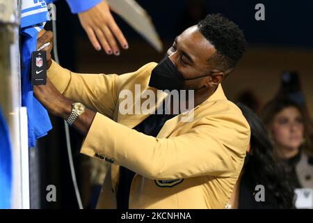 Der ehemalige Detroit Lions-Breitempfänger Calvin Johnson Jr. singt Autogramme während eines NFL-Fußballspiels zwischen den Baltimore Ravens und den Detroit Lions in Detroit, Michigan, USA, am Sonntag, dem 26. September 2021. (Foto von Jorge Lemus/NurPhoto) Stockfoto