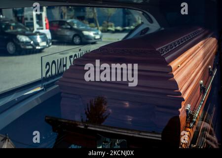 Osorno, Chile. 27. September 2021.- Ein Sarg in einem Leichenwagen.das Muñoz Hermanos Funeral Home während der durch das Coronavirus ausgelösten Pandemie in Osorno, Chile. (Foto von Fernando Lavoz/NurPhoto) Stockfoto