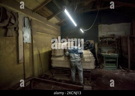 Osorno, Chile. 27. September 2021.- Bestattungsmitarbeiter bauen Särge während der durch das Coronavirus ausgelösten Pandemie in Osorno, Chile. (Foto von Fernando Lavoz/NurPhoto) Stockfoto