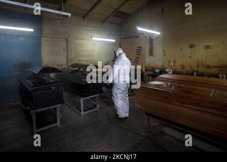 Osorno, Chile. 27. September 2021.- Bestattungsmitarbeiter bauen Särge während der durch das Coronavirus ausgelösten Pandemie in Osorno, Chile. (Foto von Fernando Lavoz/NurPhoto) Stockfoto