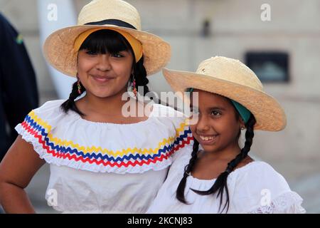 Junge kolumbianische Mädchen, die in traditionellen Outfits gekleidet waren, während eines Kulturprogramms in Toronto, Ontario, Kanada, am 09. September 2010. (Foto von Creative Touch Imaging Ltd./NurPhoto) Stockfoto