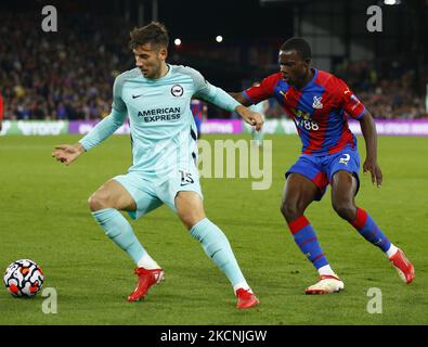 Marc Cucurella von L-R Brighton & Hove Albion hält Marc Cucurella von Crystal Palace während der Premier League zwischen Crystal Palace und Brighton und Hove Albion am 27.. September 2021 im Selhurst Park Stadium, London (Foto by Action Foto Sport/NurPhoto) Stockfoto