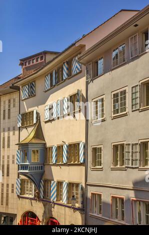 Blick auf den alten Balkon des Gebäudes in der Altstadt von Zürich, Schweiz Stockfoto