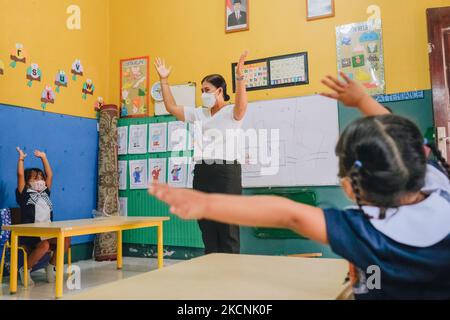 Ein Kindergarten in Jimbaran, Bali, Indonesien, hat am Mittwoch, den 29. September 2021, persönliche Lernhilfe durchgeführt. Zuvor hatte die indonesische Regierung durch einen gemeinsamen Erlass des Ministers für Bildung und Kultur, des Ministers für Religion, des Gesundheitsministers und des Ministers für Inneres, Nummer 03/KB/2021, 384, HK.01,08/MENKES/4242/2021, 440-717, von 2021 das persönliche Lernen (PTM) zugelassen, das auf das Gebiet beschränkt war, das in Stufe 1-3 der PPKM-Bedingung liegt. (Foto von Keyza Widiatmika/NurPhoto) Stockfoto