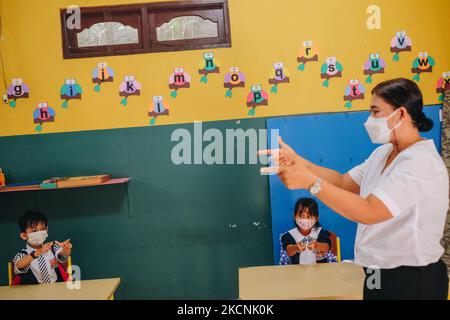 Ein Kindergarten in Jimbaran, Bali, Indonesien, hat am Mittwoch, den 29. September 2021, persönliche Lernhilfe durchgeführt. Zuvor hatte die indonesische Regierung durch einen gemeinsamen Erlass des Ministers für Bildung und Kultur, des Ministers für Religion, des Gesundheitsministers und des Ministers für Inneres, Nummer 03/KB/2021, 384, HK.01,08/MENKES/4242/2021, 440-717, von 2021 das persönliche Lernen (PTM) zugelassen, das auf das Gebiet beschränkt war, das in Stufe 1-3 der PPKM-Bedingung liegt. (Foto von Keyza Widiatmika/NurPhoto) Stockfoto