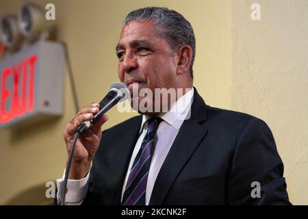 New York, Usa. 04.. November 2022. Der Kongressabgeordnete Adriano Espaillat spricht bei der Wahlkampfveranstaltung von Gouverneur Kathy Hochul im Fort George Community Enrichment Center auf Washington Heights (Foto: Lev Radin/Pacific Press) Quelle: Pacific Press Media Production Corp./Alamy Live News Stockfoto