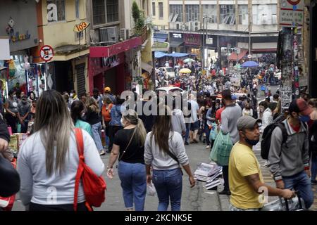 Menschen gehen am 28. September 2021 inmitten der Covid-19-Pandemie in der Innenstadt von Sao Paulo, Brasilien, spazieren. (Foto von Cris FAGA/NurPhoto) Stockfoto