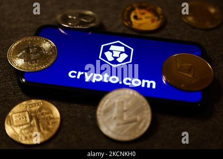 Das Crypto.com-Logo auf einem Telefonbildschirm und die Darstellung von Kryptowährungen sind auf diesem Bild zu sehen, das am 28. September 2021 in Krakau, Polen, aufgenommen wurde. (Foto-Illustration von Jakub Porzycki/NurPhoto) Stockfoto